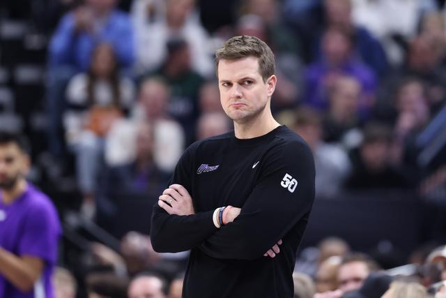 切尔西女足前锋科尔官宣自己与女友梅维斯已怀孕